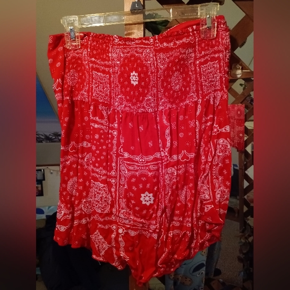 No Boundaries Juniors Red Bandana Print Flowy Tube/Halter Top - Picture 3 of 3